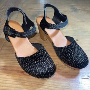 Universal Thread Black Heels with Stylish Comfort
